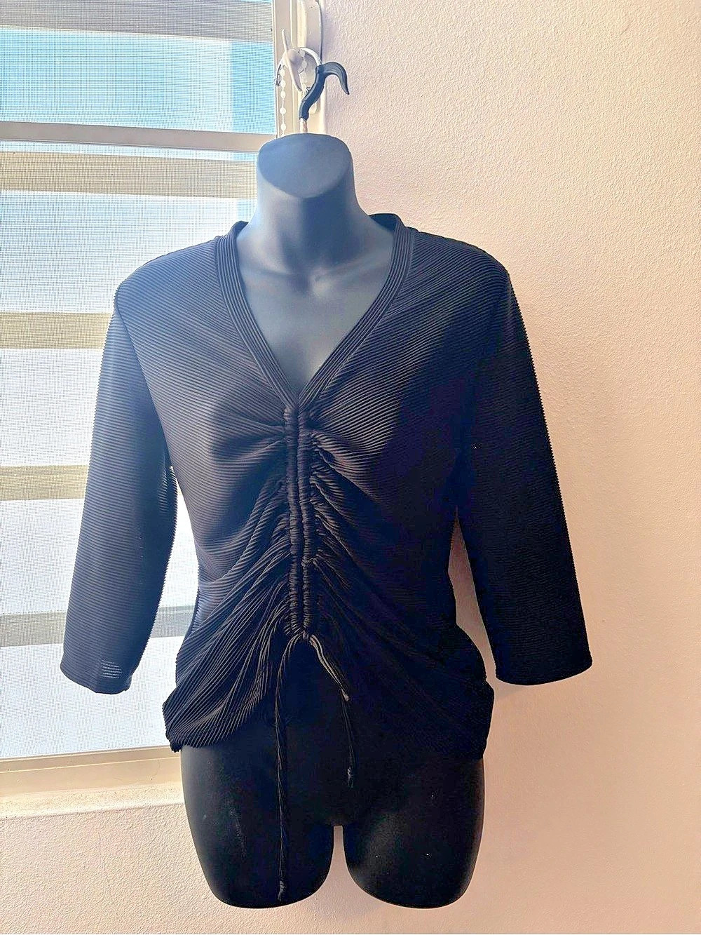 BOLD elements Ruched Long Sleeve Top in Black Size Medium Like New